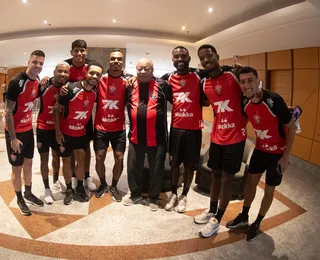 Lenda da Seleção Brasileira visita elenco do Vitória; veja fotos