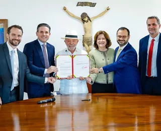Projeto que amplia teto do MEI para R$ 140 mil é entregue por Lula a Hugo Motta