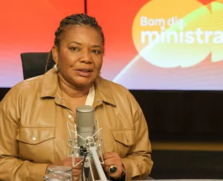 Margareth Menezes entrega livros a biblioteca comunitária em Salvador