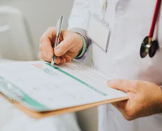 Médica é presa na Bahia em operação contra venda de diplomas falsos