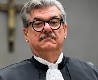 Ministro do STJ é condenado por importunação sexual e perde cargo