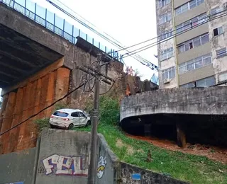 Motorista perde controle e carro cai de viaduto em Salvador