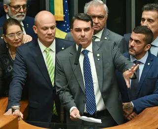 Na Bahia Farm, o show da política tem Flávio Bolsonaro, Lula e etc