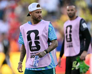 Neymar volta a treinar com a Seleção Brasileira após um mês de lesão