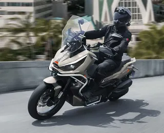 Nova scooter aventureira estreia no Brasil; veja versões, equipamentos e previsão de preço