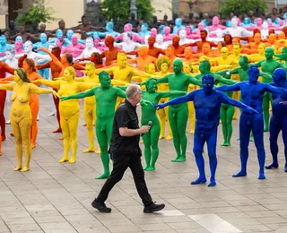 Nus e pintados: centenas participam de obra de Spencer Tunick na Espanha
