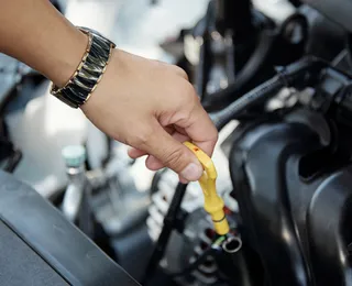 Óleo escuro no motor? Entenda o mito que faz você jogar dinheiro fora