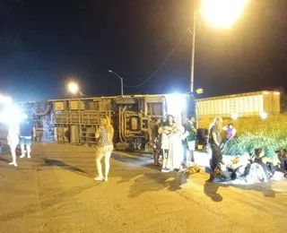 Ônibus de turismo tomba e deixa passageiros feridos na Bahia