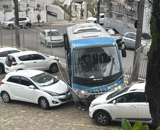 Ônibus invade estacionamento da Ufba em Salvador