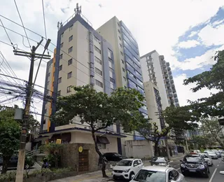 Peça de metal despenca de edifício e atinge carro em Salvador