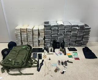 PM e estudante são presos com 119 kg de drogas em shopping de Salvador