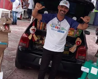 Professor transforma carro em biblioteca itinerante na Bahia