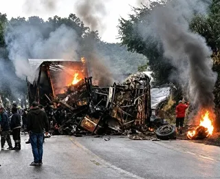 Seis baianos estão entre mortos em batida de carreta e ônibus em Minas Gerais
