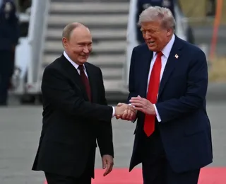 Trump fala com Putin por 90 minutos e oferece ajuda para guerra