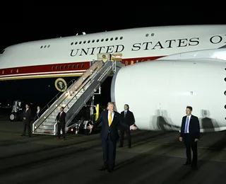 Trump fez voo secreto em jato militar devido à ameaça de assassinato do Irã