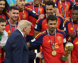 Trump se recusa a deixar pódio da Espanha após final da Copa