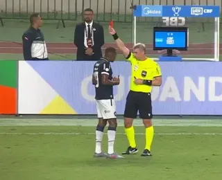 VAR de Vitória e Palmeiras é acusado de favorecer times do eixo