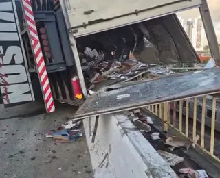 VÍDEO: Carga de morangos é saqueada após caminhão tombar na BR-324