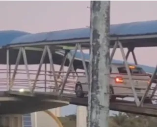 Vídeo: carro invade passarela de pedestres na Avenida Paralela