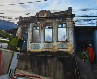 VÍDEO: incêndio de grandes proporções atinge casa em Salvador