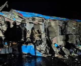 Vinte crianças morrem após ônibus escolar caportar durante passeio