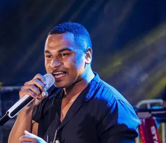 Após perder pernas em acidente, cantor baiano diz que quer voltar aos palcos