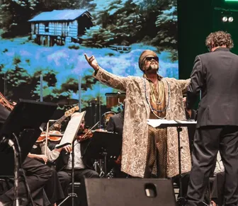 Após 30 anos, Brown termina Alfagamabetizado com Orquestra Ouro Preto