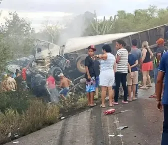 Colisão entre van e caminhão deixa 15 mortos na BR-116