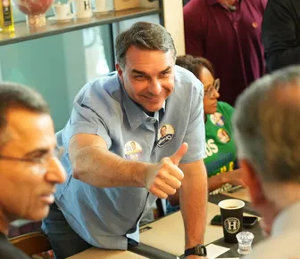 Flávio Bolsonaro declara apoio a algoz de Dilma Rousseff