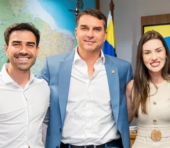 Flávio Bolsonaro é recebido por Junior e Cinthya Marabá na Bahia Farm