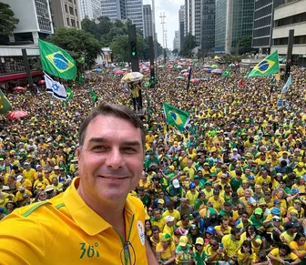 Flávio Bolsonaro lança funk do Pix após polêmica com EUA