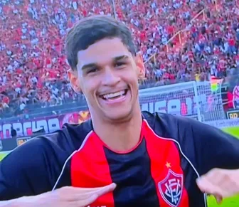 Influencer baiano Luva de Pedreiro assiste BaVi da Série A no Barradão