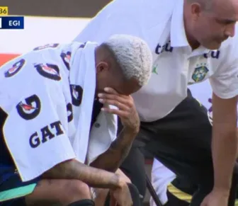 Lateral do Brasil deixa campo lesionado e preocupa para a Copa