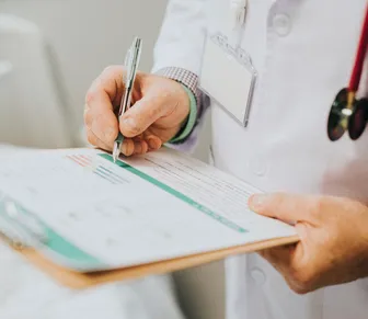 Médica é presa na Bahia em operação contra venda de diplomas falsos