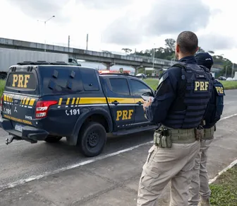 Carro bate de frente com ônibus e homem morre em trecho da BR-116, na Bahia
