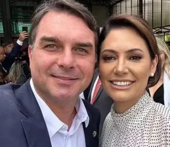 Flávio Bolsonaro declara apoio a Michelle e deseja recuperação