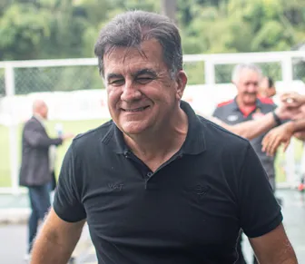 Presidente do Vitória chama jornalista de "PCC" e arranca risadas