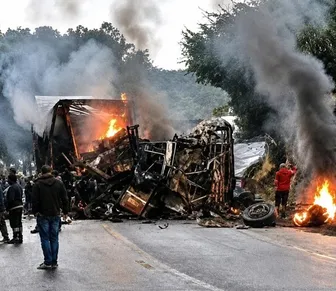 Seis baianos estão entre mortos em batida de carreta e ônibus em Minas Gerais