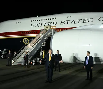 Trump fez voo secreto em jato militar devido à ameaça de assassinato do Irã