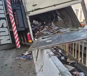 VÍDEO: Carga de morangos é saqueada após caminhão tombar na BR-324