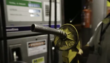 Gasolina E32 amplia desafio para veículos não flex