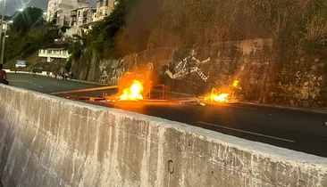 Avenida Contorno é bloqueada por manifestantes após ação da PM na Gamboa