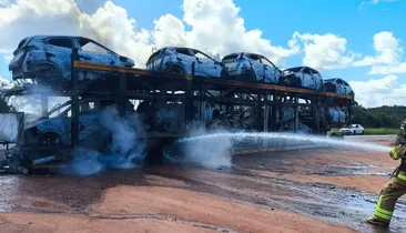 Caminhão que carregava 11 carros da BYD pega fogo na Bahia