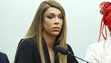 Erika Hilton desabafa sobre fim da escala 6x1: "Dor de uma bicha de balcão"