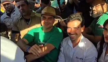 Flávio Bolsonaro é recebido por apoiadores na visita a Bahia Farm Show