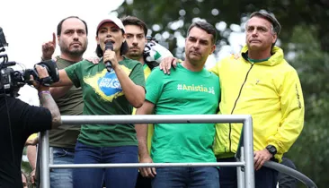 Michelle aceita desculpas de Flávio Bolsonaro e abre diálogo: “Coragem”