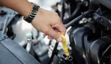 Óleo escuro no motor? Entenda o mito que faz você jogar dinheiro fora