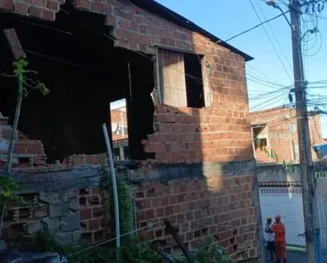 Imóvel desaba parcialmente no Lobato; moradores devem evitar área