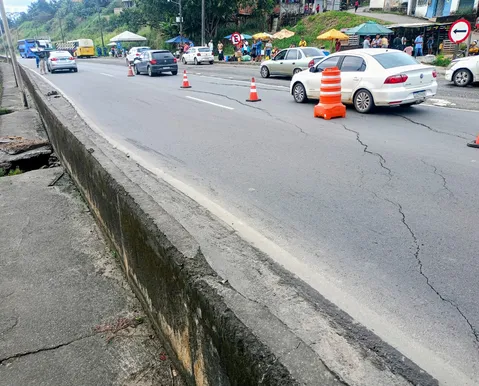 Trecho da BR-324 fica totalmente interditado após afundamento da pista