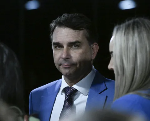 Flávio Bolsonaro surpreende e sai em defesa de programa de Lula - Imagem